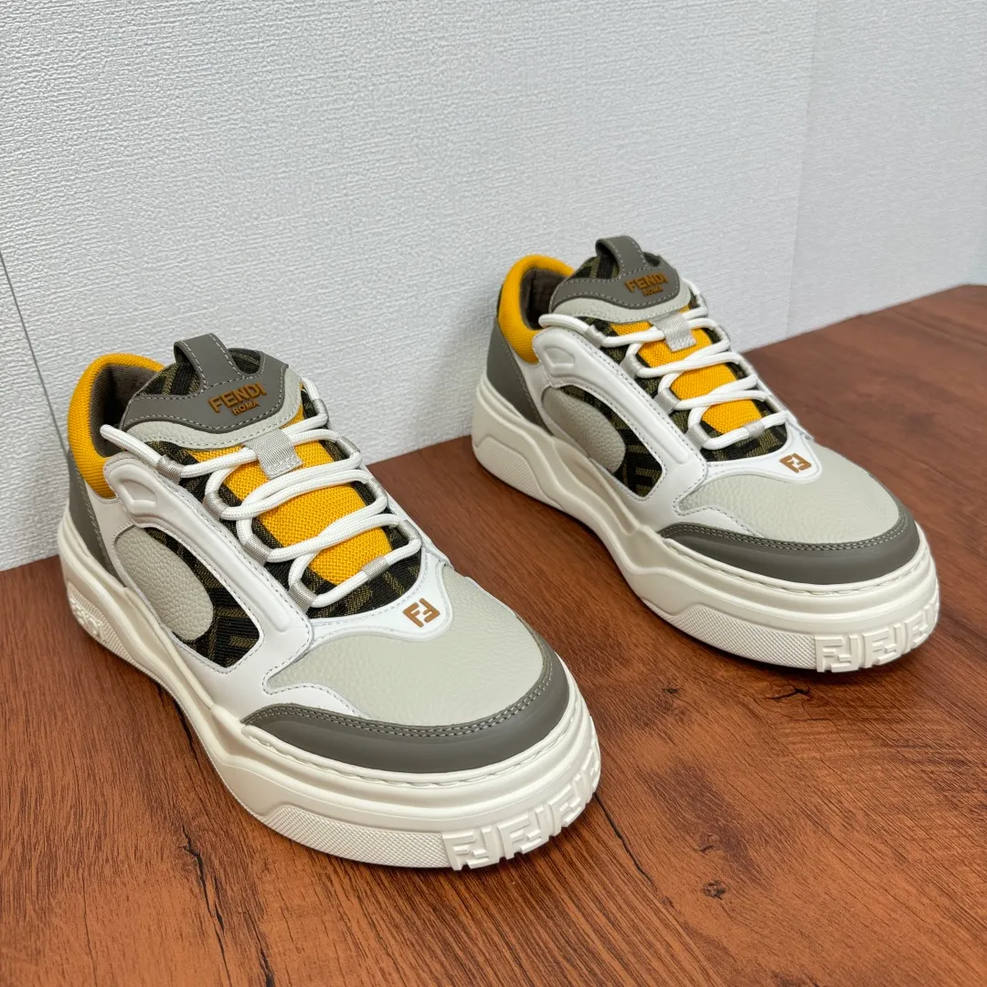 Batch 780 FENDI/FENDI Force men's sports shoes, new thick-soled lightweight lace-up low-top shoes at the counter, made of white full-grain leather and white and brown smooth leather, with padded elements. Brown FF jacquard and yellow technical fabric details. Lightweight, thick white sole with FF graphic details on the toe and heel. Main body of pebbled soft cowhide with Nappa calfskin. Contrasting color multiple composite splicing, extremely modern and youthful, webbing style lace-up hole design, multiple injection molded brand logo plastic modules on the toe, and embroidered FF logo on the side, heavy craftsmanship, full of details, super high quality control and fine workmanship! Full mesh breathable lining, ultra-light TPR foam rubber; molded outsole, lightweight and versatile, non-slip and wear-resistant! Comes with full packaging! Size: 39-40-41-42-43-44 Leather shoe size (can be customized, 38.45 cannot be returned or exchanged) Item number: 7E1728 Brown